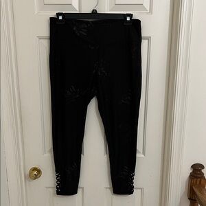 Maurice’s in Motion Floral Capri Leggings Size XL